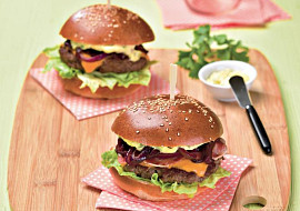 Hovězí burger s karamelizovanou cibulkou