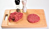 Hovězí burger s karamelizovanou cibulkou