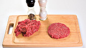 Hovězí burger s karamelizovanou cibulkou