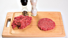 Hovězí burger s karamelizovanou cibulkou