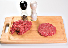 Hovězí burger s karamelizovanou cibulkou