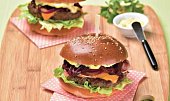 Hovězí burger s karamelizovanou cibulkou