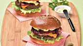 Hovězí burger s karamelizovanou cibulkou