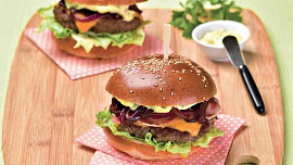 Hovězí burger s karamelizovanou cibulkou