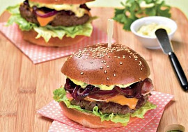 Hovězí burger s karamelizovanou cibulkou