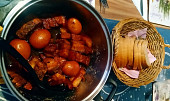 Vietnamský karamelizovaný bůček (Thịt kho tàu ) (Karamelizovaný bůček s chlebem)