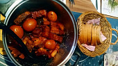 Vietnamský karamelizovaný bůček (Thịt kho tàu ), Karamelizovaný bůček s chlebem