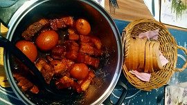 Vietnamský karamelizovaný bůček (Thịt kho tàu )