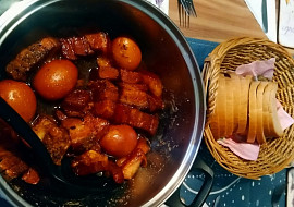 Vietnamský karamelizovaný bůček (Thịt kho tàu ) (Karamelizovaný bůček s chlebem)