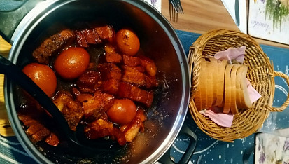 Vietnamský karamelizovaný bůček (Thịt kho tàu ), Karamelizovaný bůček s chlebem