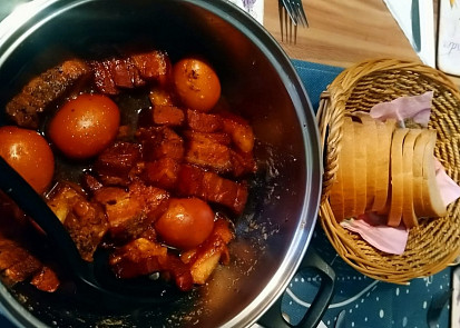 Vietnamský karamelizovaný bůček (Thịt kho tàu )