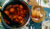 Vietnamský karamelizovaný bůček (Thịt kho tàu )