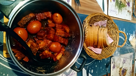 Vietnamský karamelizovaný bůček (Thịt kho tàu )