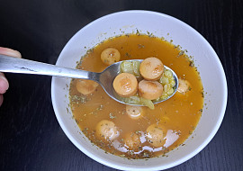 Polévka z červené čočky s česnekem