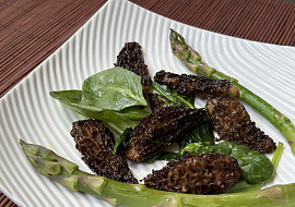 Smrže s chřestem a baby špenátem