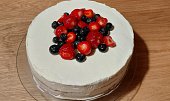 Dort s mascarpone, jahodovým rozvarem a čerstvým ovocem