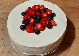 Dort s mascarpone, jahodovým rozvarem a čerstvým ovocem