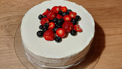 Dort s mascarpone, jahodovým rozvarem a čerstvým ovocem