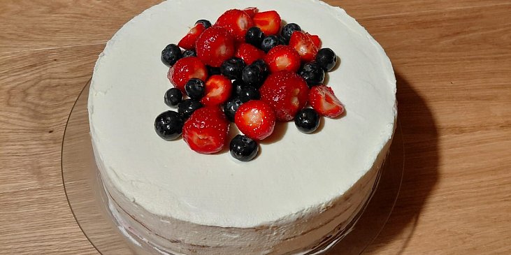 Dort s mascarpone, jahodovým rozvarem a čerstvým ovocem