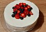 Dort s mascarpone, jahodovým rozvarem a čerstvým ovocem