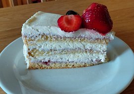 Dort s mascarpone, jahodovým rozvarem a čerstvým ovocem