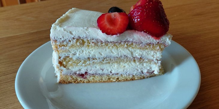 Dort s mascarpone, jahodovým rozvarem a čerstvým ovocem