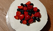Dort s mascarpone, jahodovým rozvarem a čerstvým ovocem