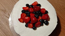 Dort s mascarpone, jahodovým rozvarem a čerstvým ovocem