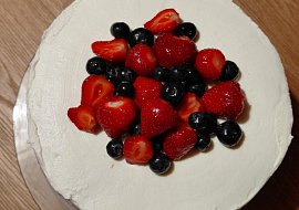 Dort s mascarpone, jahodovým rozvarem a čerstvým ovocem