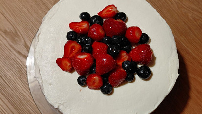 Dort s mascarpone, jahodovým rozvarem a čerstvým ovocem