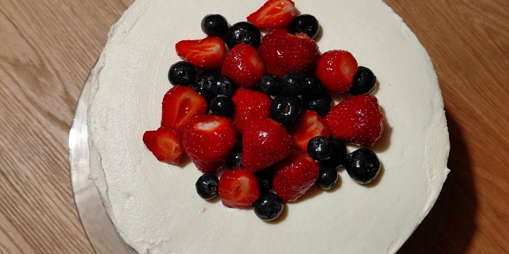 Dort s mascarpone, jahodovým rozvarem a čerstvým ovocem