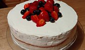 Dort s mascarpone, jahodovým rozvarem a čerstvým ovocem