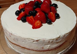 Dort s mascarpone, jahodovým rozvarem a čerstvým ovocem