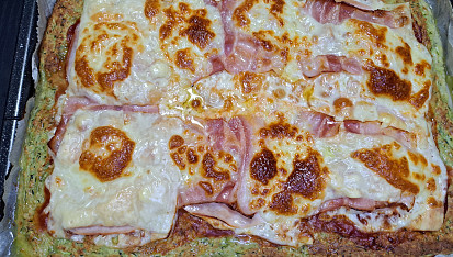 Pizza na cuketovém těstě bez mouky