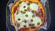 Rychlá pizza z cottage těsta