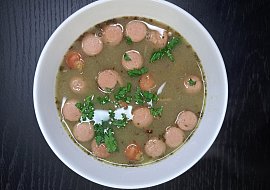 Čočková polévka s párkem a slaninou