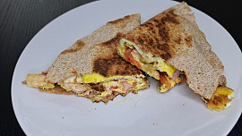 Plněná tortilla vaječnou omeletou