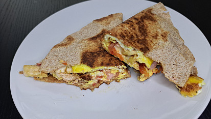 Plněná tortilla vaječnou omeletou
