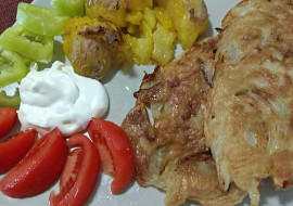 Cibulová kolečka v těstíčku (Kolieska cibule sa mi smažia obtiažne, tak ju nakrájam na céčka a vmiešam do cestíčka.)