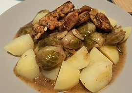 Medová růžičková kapusta na špeku s kuřecími nudličkami