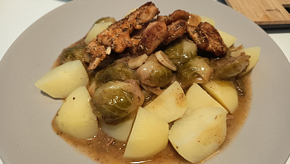 Medová růžičková kapusta na špeku s kuřecími nudličkami