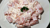 Rajčatový salát s majonézou (Po uležaní v chladničke chutí skvele)