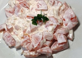 Rajčatový salát s majonézou (Po uležaní v chladničke chutí skvele)