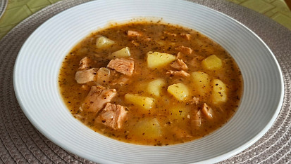 Klasický bramborový guláš z buřtů