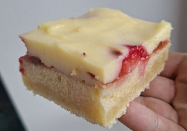 Letní buchta s jahodami