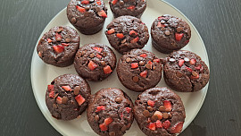 Čokoládové banana bread muffiny s jahodami