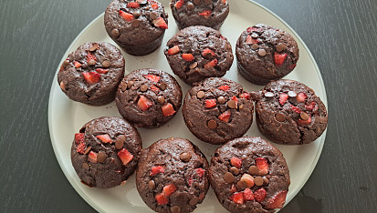 Čokoládové banana bread muffiny s jahodami