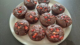 Čokoládové banana bread muffiny s jahodami