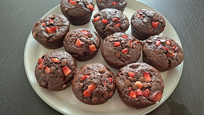 Čokoládové banana bread muffiny s jahodami