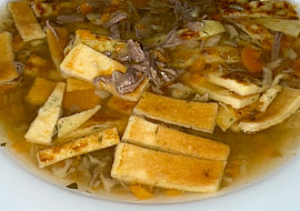 Nedělní srnčí polévka s fritátovými nudlemi